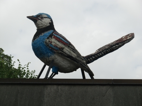 Krefeld-Uerdingen : Von-Brempt-Straße, großer Vogel mit Durchblick auf einem Garagendach befestigt